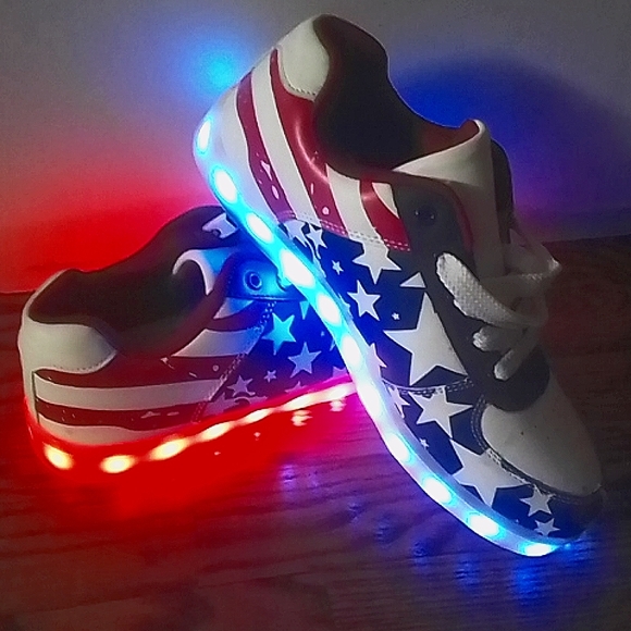FLASHY! Rechargeable Click-To-Light Sneakers - Picture 1 of 4